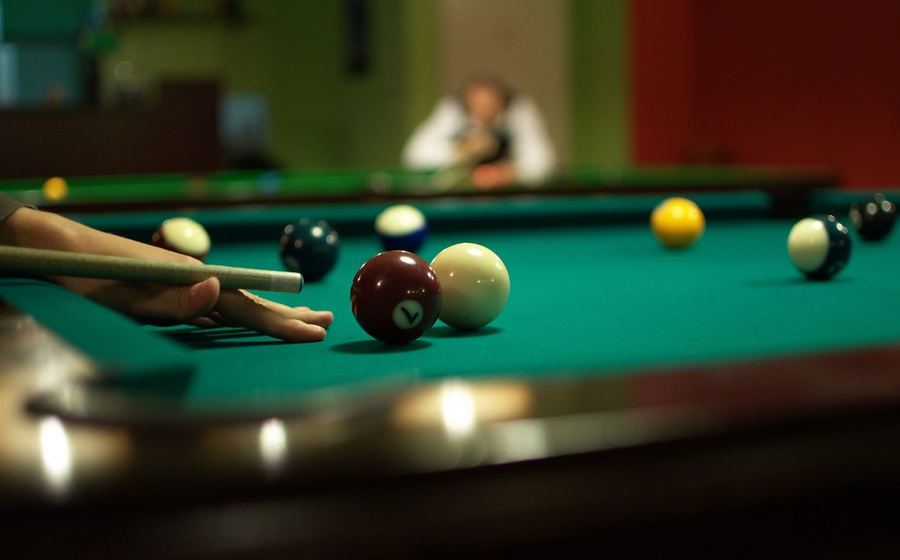Meja biliar dengan susunan bola untuk permainan 8-ball dan 9-ball