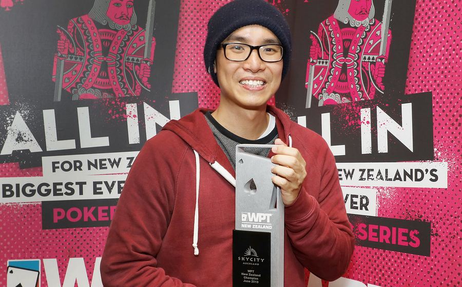 Final table turnamen poker kompetitif dengan pemain dan tumpukan chip